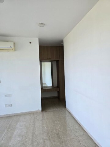 Room in 4 BHK Apartment at Oberoi Realty Prisma, Andheri East – for Rent