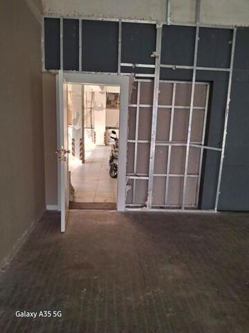 Room in  Showroom at Atul Blue Empress, Kandivali West – for Rent