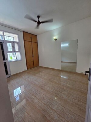 Room in 3 BHK Builder Floor at SS Southend Floors, South City 2 – for Rent