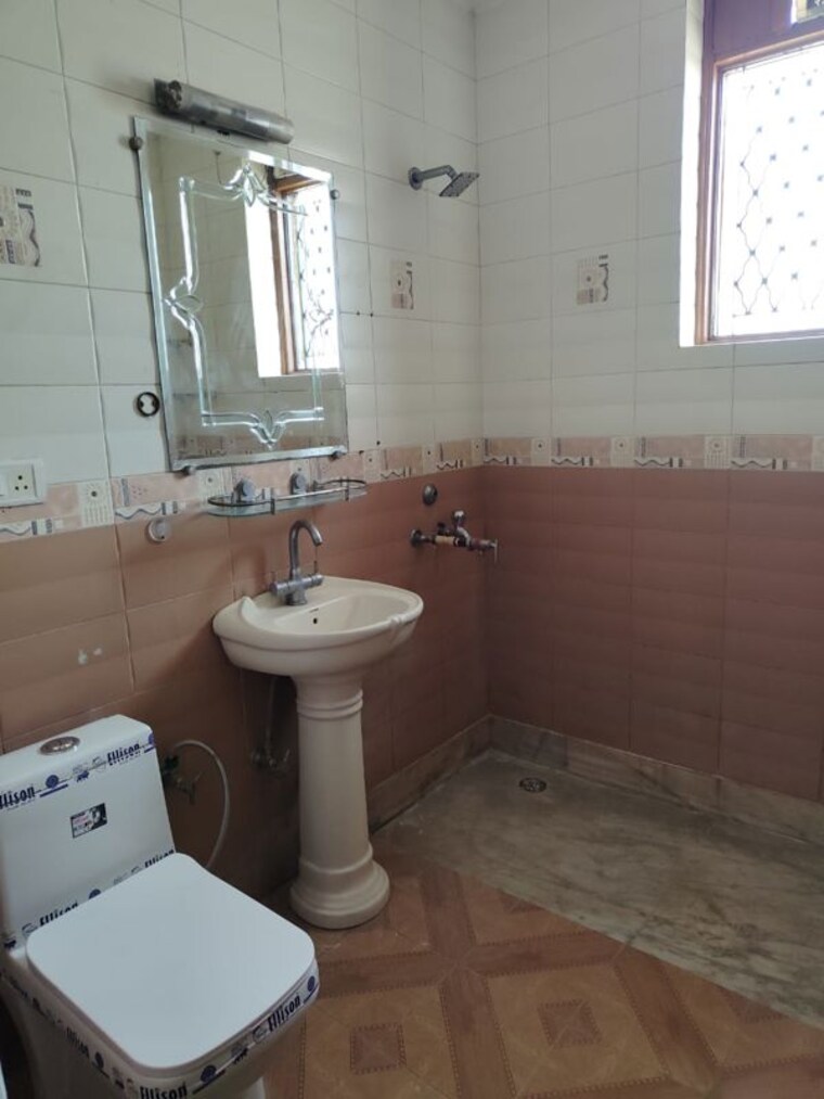 Bathroom, unitech-arcadia 3 Bedroom 275 Sq.Yd. Builder Floor In South City 2 Gurgaon 9839368