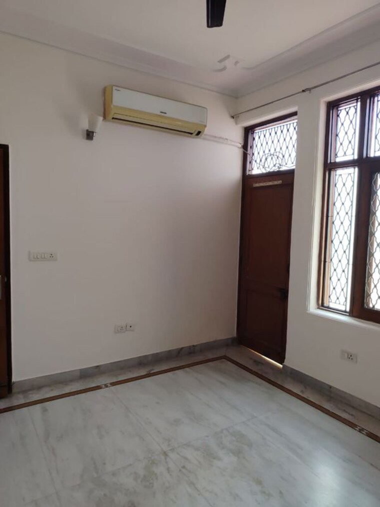 Room, unitech-arcadia 3 Bedroom 275 Sq.Yd. Builder Floor In South City 2 Gurgaon 9839368