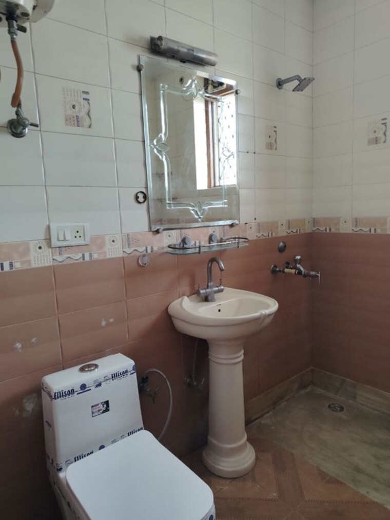 Bathroom, unitech-arcadia 3 Bedroom 275 Sq.Yd. Builder Floor In South City 2 Gurgaon 9839368