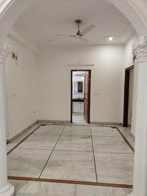 Room in 3 BHK Builder Floor at Unitech Arcadia, South City 2 – for Rent