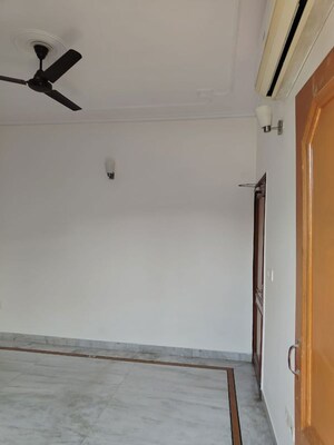 Furnished Amenities in 3 BHK Builder Floor at Unitech Arcadia, South City 2 – for Rent