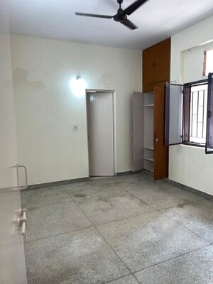 Room in 4 BHK Independent House at Sector 46 – for Rent