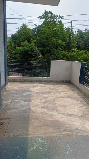 Parking in 4 BHK Independent House at Sector 46 – for Rent