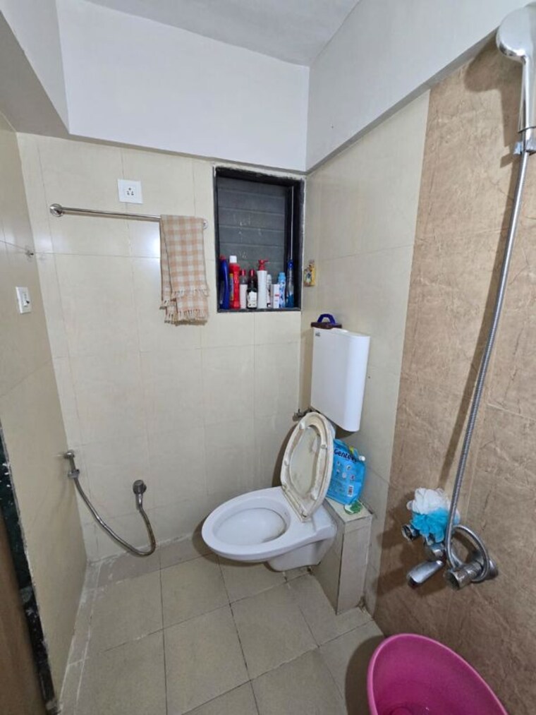 Bathroom, kurla west 1 Bedroom 450 Sq.Ft. Apartment In Kurla West Mumbai 9839404