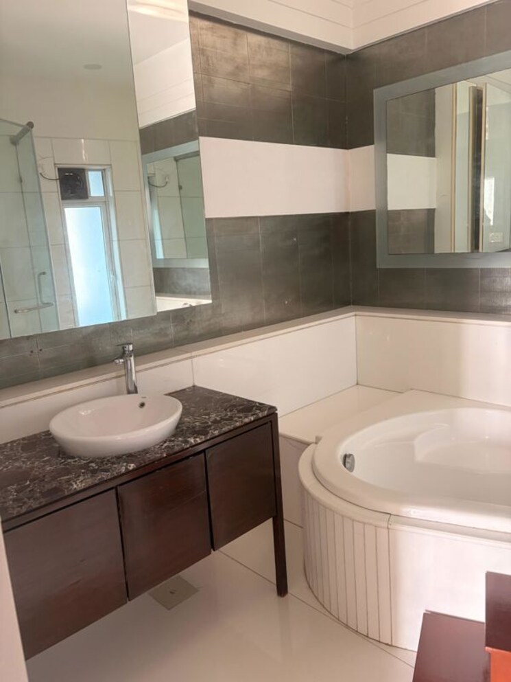 Bathroom, queens-court-worli 4 Bedroom 3180 Sq.Ft. Apartment In Worli Mumbai 9839409