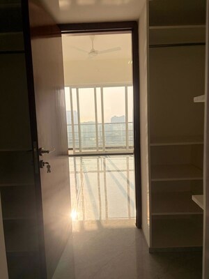Room in 4 BHK Apartment at Queens Court Worli, Worli – for Rent