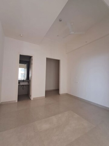 Room in 3 BHK Apartment at Indiabulls Sky Suites, Lower Parel – for Rent