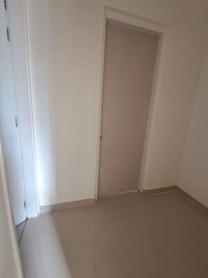 Room in 3 BHK Apartment at Indiabulls Sky Suites, Lower Parel – for Rent