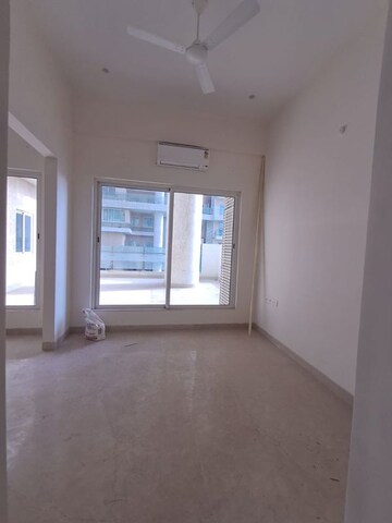 Room in 3 BHK Apartment at Indiabulls Sky Suites, Lower Parel – for Rent