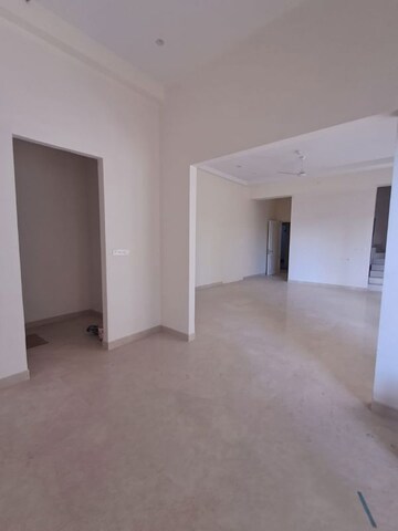 Room in 3 BHK Apartment at Indiabulls Sky Suites, Lower Parel – for Rent