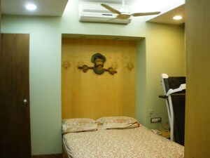 Bedroom in 2 BHK Apartment at Juhu – for Rent