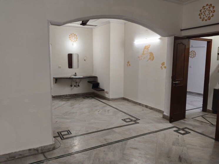 Room, sector 21c 3 Bedroom 1450 Sq.Ft. Apartment In Sector 21c Faridabad 9839452