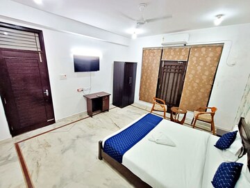 Master Bedroom in 6+ BHK Independent House at Vijay Tower Gomti Nagar, Gomti Nagar – for Rent