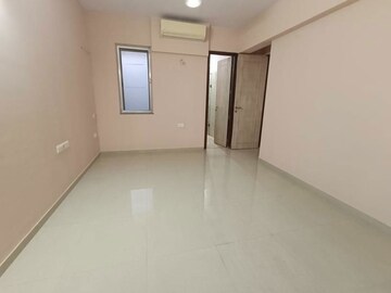 Room in 3 BHK Apartment at Kalpataru Sparkle, Bandra East – for Rent