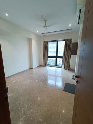 Room in 3 BHK Apartment at Vasant Kunj, Santacruz West – for Rent