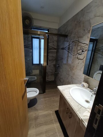 Team Area in 3 BHK Apartment at Vasant Kunj, Santacruz West – for Rent