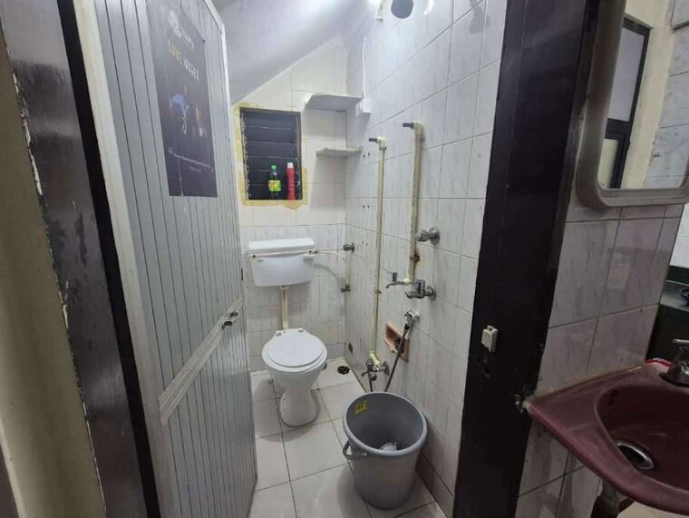 Bathroom, kopar khairane Pg For Girls In Kopar Khairane 9839454