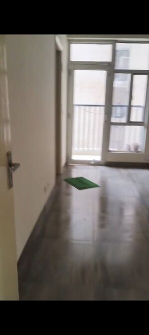 Room in 3 BHK Apartment at Gaur City 5th Avenue, Sector 4 Greater Noida – for Rent