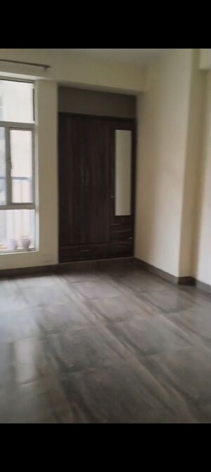 Room in 3 BHK Apartment at Gaur City 5th Avenue, Sector 4 Greater Noida – for Rent