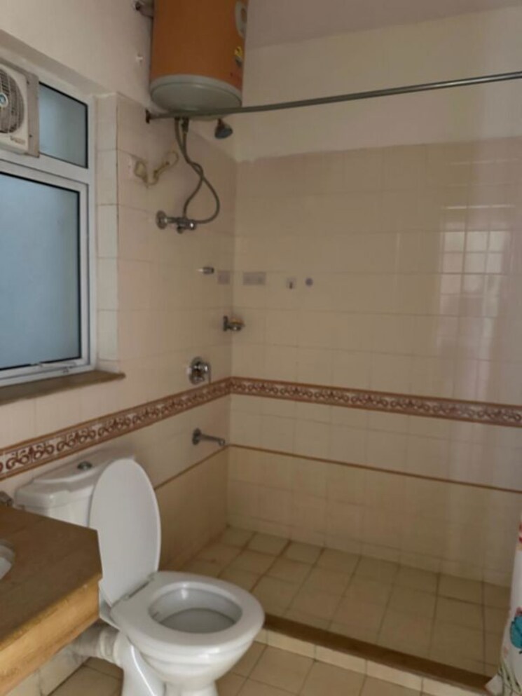 Bathroom, dlf-westend-heights 4 Bedroom 2700 Sq.Ft. Apartment In Sector 53 Gurgaon 9840081