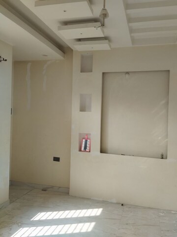 Room in 6+ BHK Independent House at Viraj Khand – for Rent