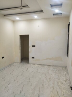 Room in 6+ BHK Independent House at Vineet Khand – for Rent