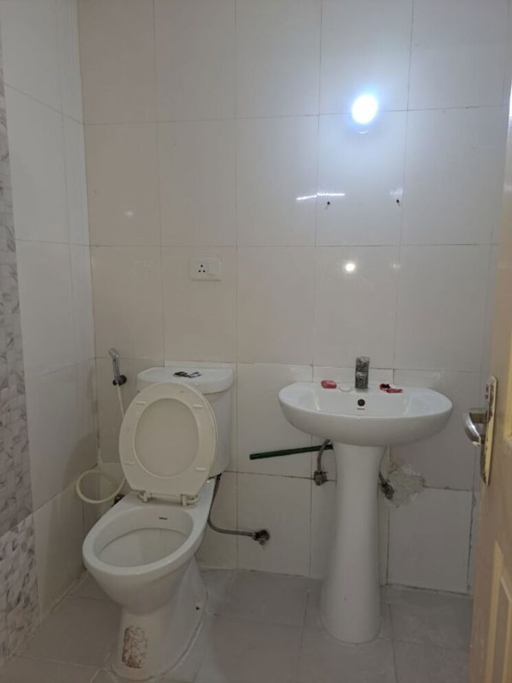 Bathroom, rwa-apartments-sector-19 2 Bedroom 900 Sq.Ft. Builder Floor In Sector 19 Noida 9840118
