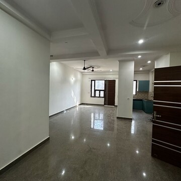 Room in 3 BHK Builder Floor at Sector 52 – for Rent