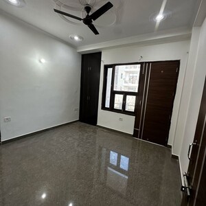 Room in 3 BHK Builder Floor at Sector 52 – for Rent