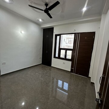 Room in 3 BHK Builder Floor at Sector 52 – for Rent