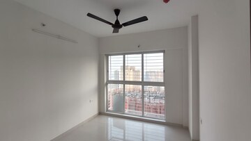 Room in 3 BHK Apartment at Lodha Amara, Kolshet Road – for Rent