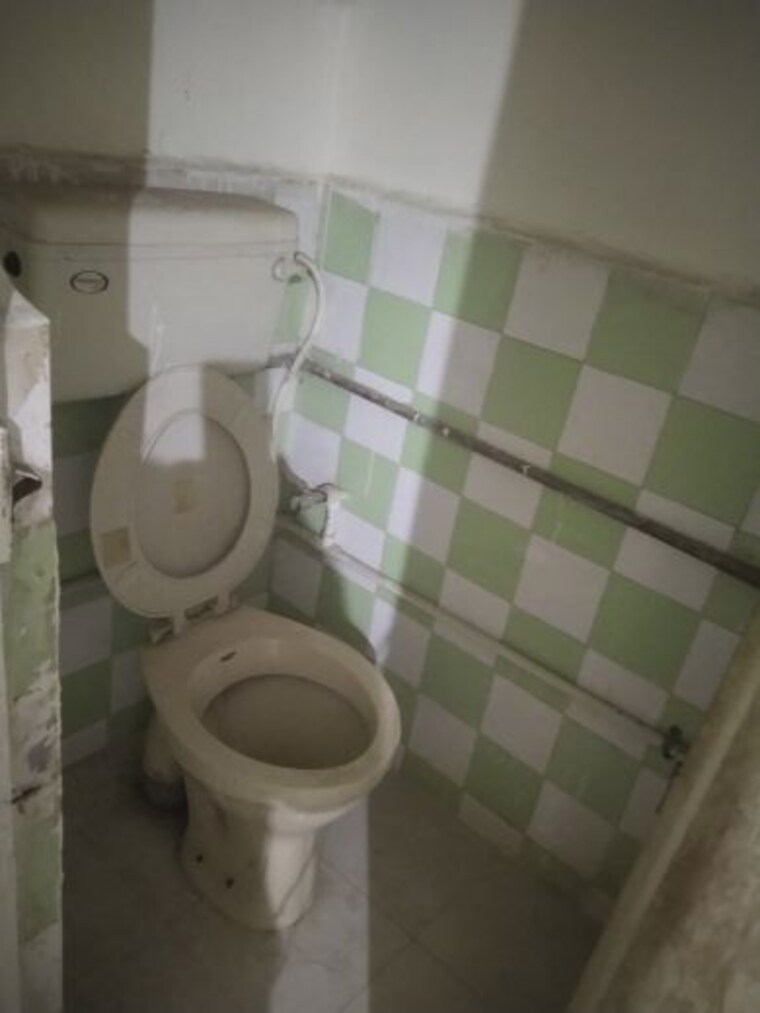 Bathroom, mig-colony-gokhalenagar 2 Bedroom 1000 Sq.Ft. Apartment In Gokhalenagar Pune 9840192