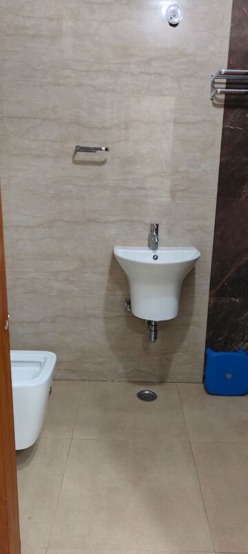 Bathroom in 3.5 BHK Apartment at Omaxe Waterscapes, Gomti Nagar – for Rent
