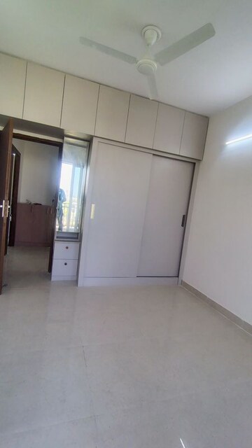 Room in 2 BHK Apartment at Signature Global Prime, Sector 63a – for Rent