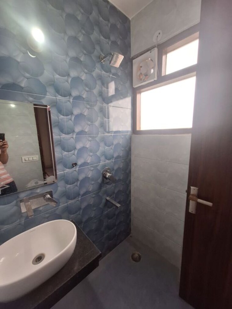 Bathroom, ansal-plaza-sector-23 3 Bedroom 2400 Sq.Ft. Builder Floor In Sector 23 Gurgaon 9840458