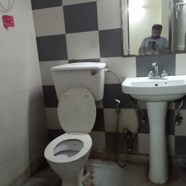 Team Area, savitri nagar 3 Bedroom 1200 Sq.Ft. Apartment In Savitri Nagar Delhi 9840466