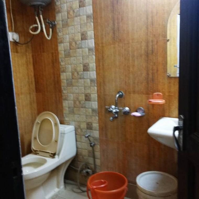 Bathroom, malviya nagar 3 Bedroom 115 Sq.Mt. Apartment In Malviya Nagar Delhi 9840511