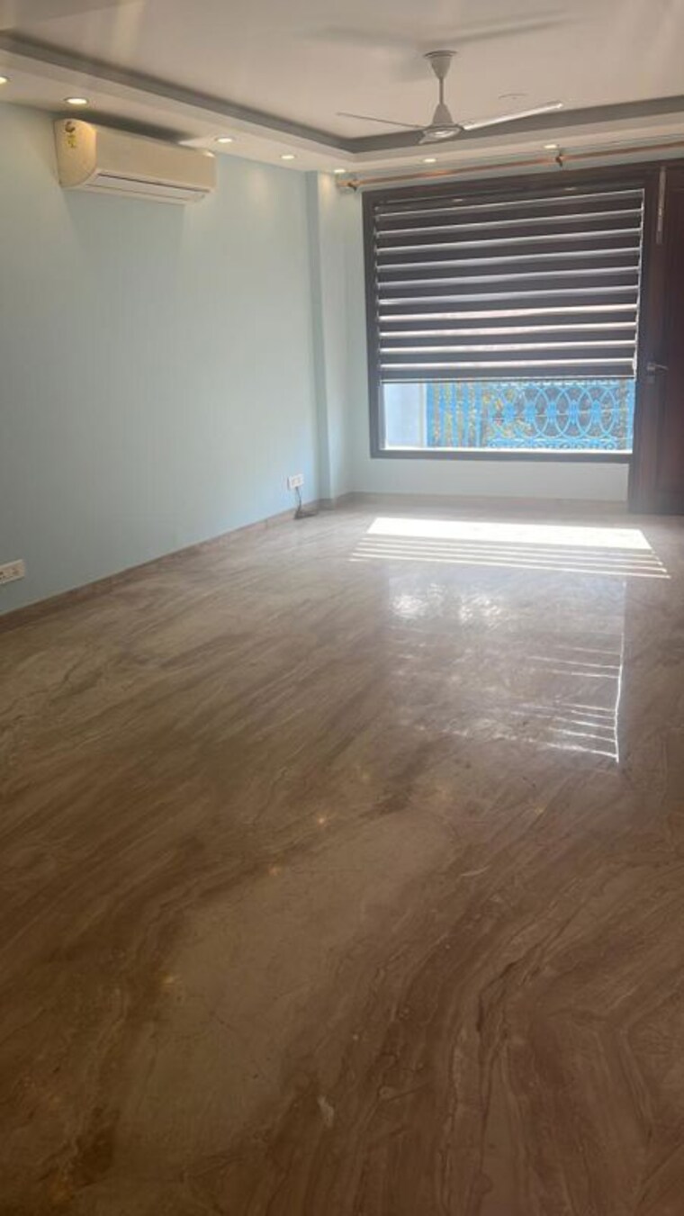 Room, greater kailash ii 3 Bedroom 250 Sq.Yd. Builder Floor In Greater Kailash ii Delhi 9840861