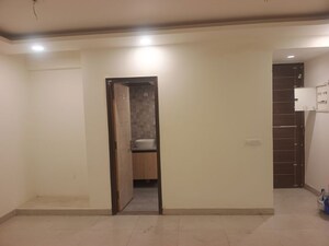 Room in 3 BHK Apartment at Nimbus The Express Park View II, Chi V Greater Noida – for Sale