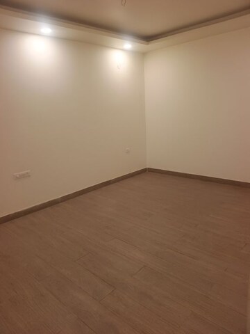 Room in 3 BHK Apartment at Nimbus The Express Park View II, Chi V Greater Noida – for Sale