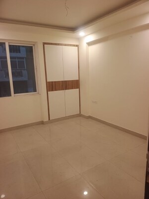 Room in 3 BHK Apartment at Nimbus The Express Park View II, Chi V Greater Noida – for Sale