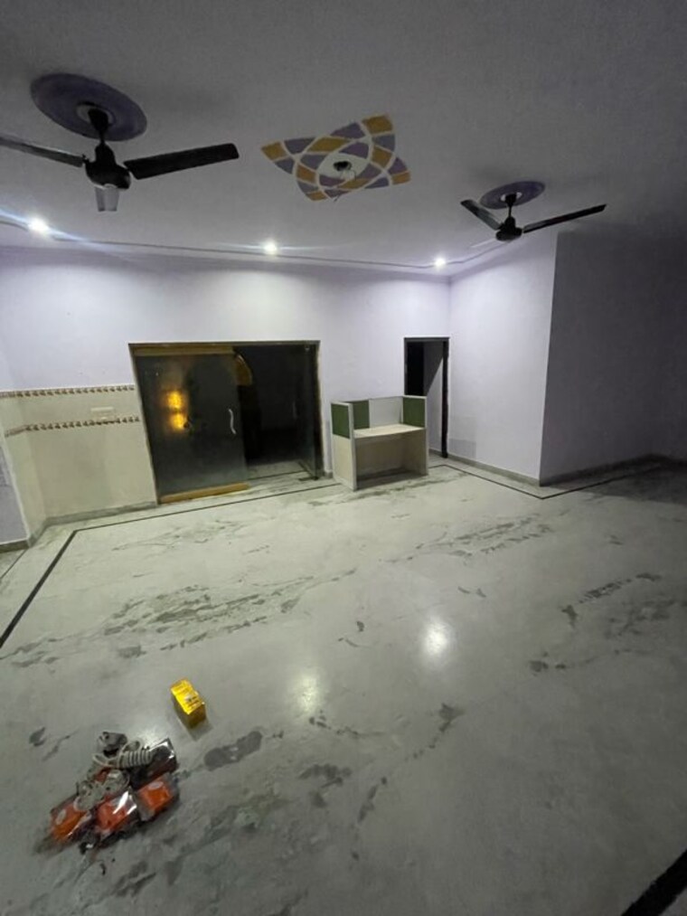 Room, sector 21c 3 Bedroom 500 Sq.Yd. Independent House In Sector 21c Faridabad 9841586