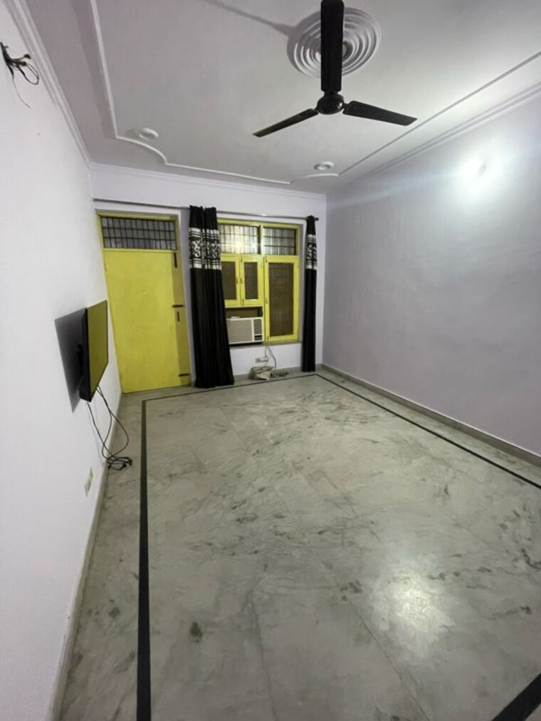 Room, sector 21c 3 Bedroom 500 Sq.Yd. Independent House In Sector 21c Faridabad 9841586