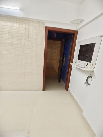 Room in 1 RK Apartment at Riddhi Garden, Malad East – for Rent