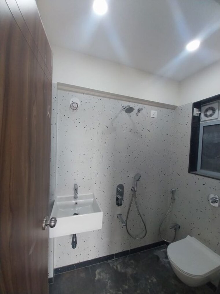 Bathroom, andheri east 1.5 Bedroom 543 Sq.Ft. Apartment In Andheri East Mumbai 9842005