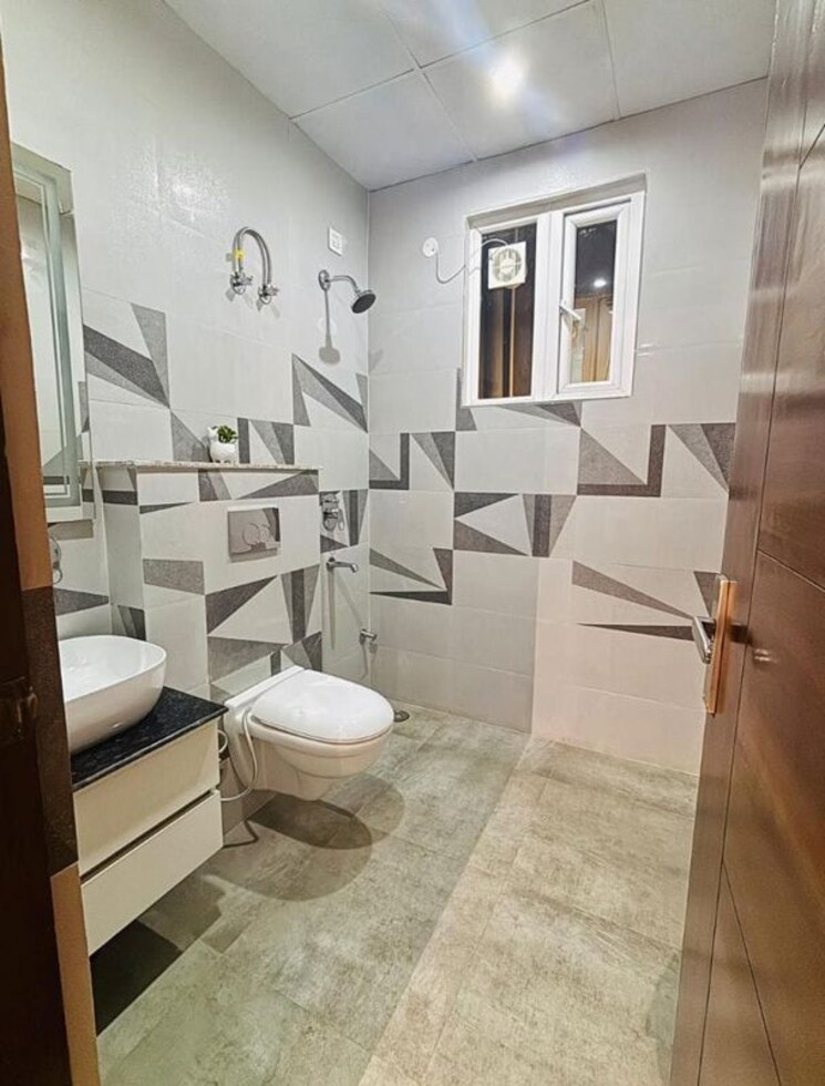 Attached Bathroom, defence colony 3 Bedroom 1958 Sq.Ft. Builder Floor In Defence Colony Delhi 9842318