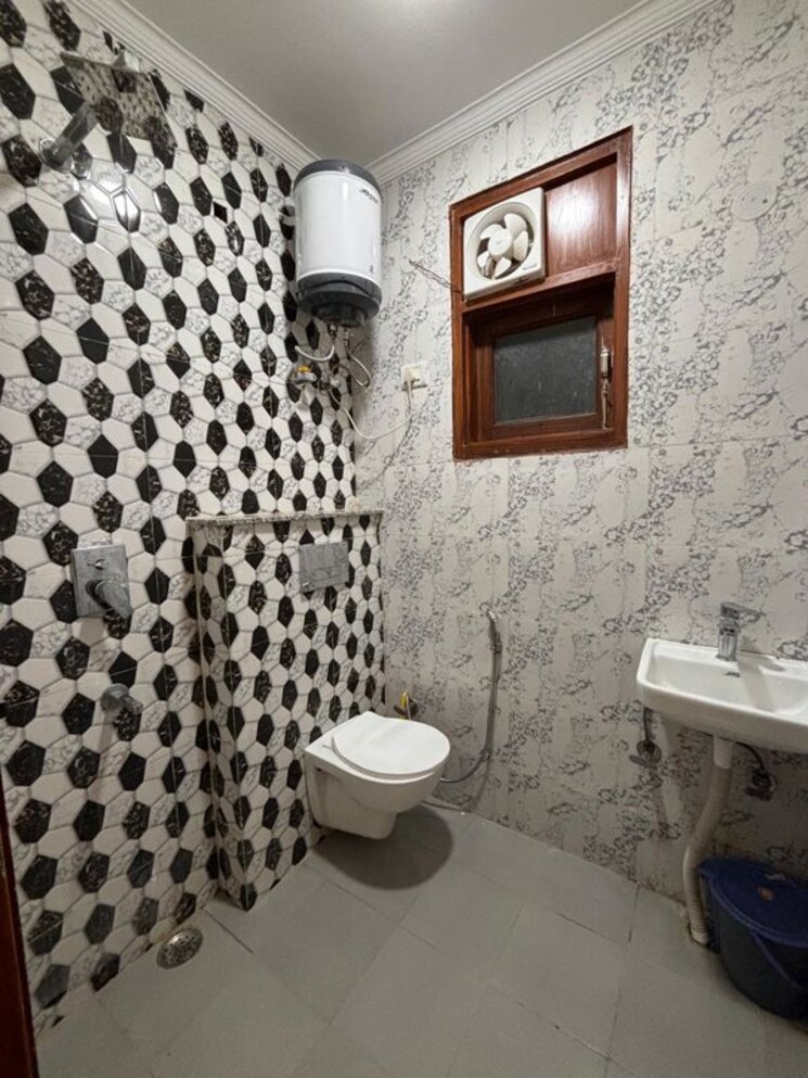 Bathroom, okhla industrial area 1.5 Bedroom 92 Sq.Yd. Builder Floor In Okhla Industrial Area Delhi 9842579